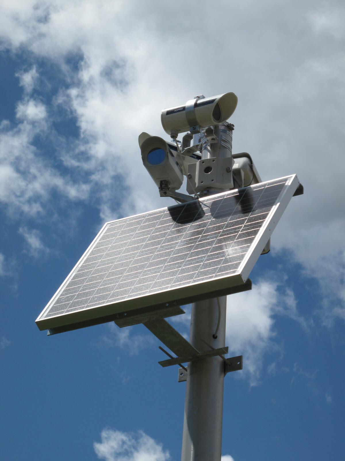 découvrez l'importance de la sécurité des panneaux solaires : systèmes de protection, normes de sécurité et conseils pour garantir une installation optimale et durable de vos panneaux solaires.
