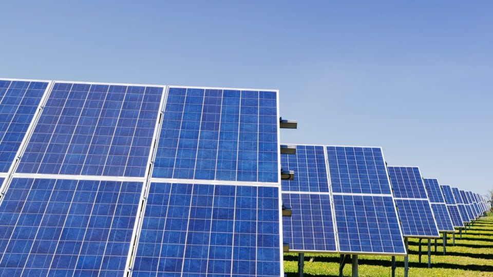 découvrez l'importance de la sécurité des panneaux solaires pour garantir un fonctionnement optimal et durable. explorez les meilleures pratiques et conseils pour protéger vos installations photovoltaïques tout en maximisant leur performance.