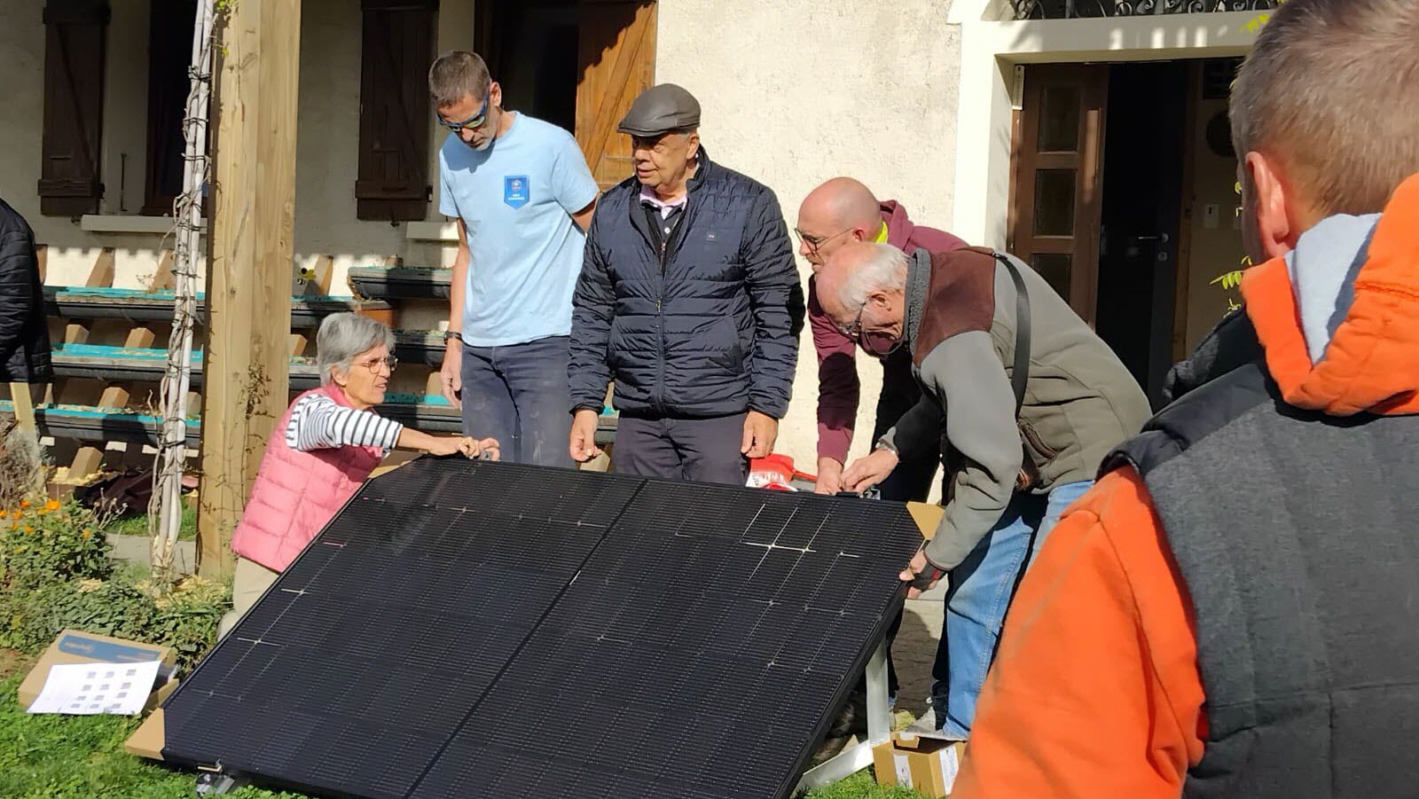 découvrez comment rendre l'énergie solaire accessible à tous grâce à des solutions innovantes et abordables. informez-vous sur les technologies, les aides financières et les initiatives écoresponsables qui facilitent l'adoption du photovoltaïque.