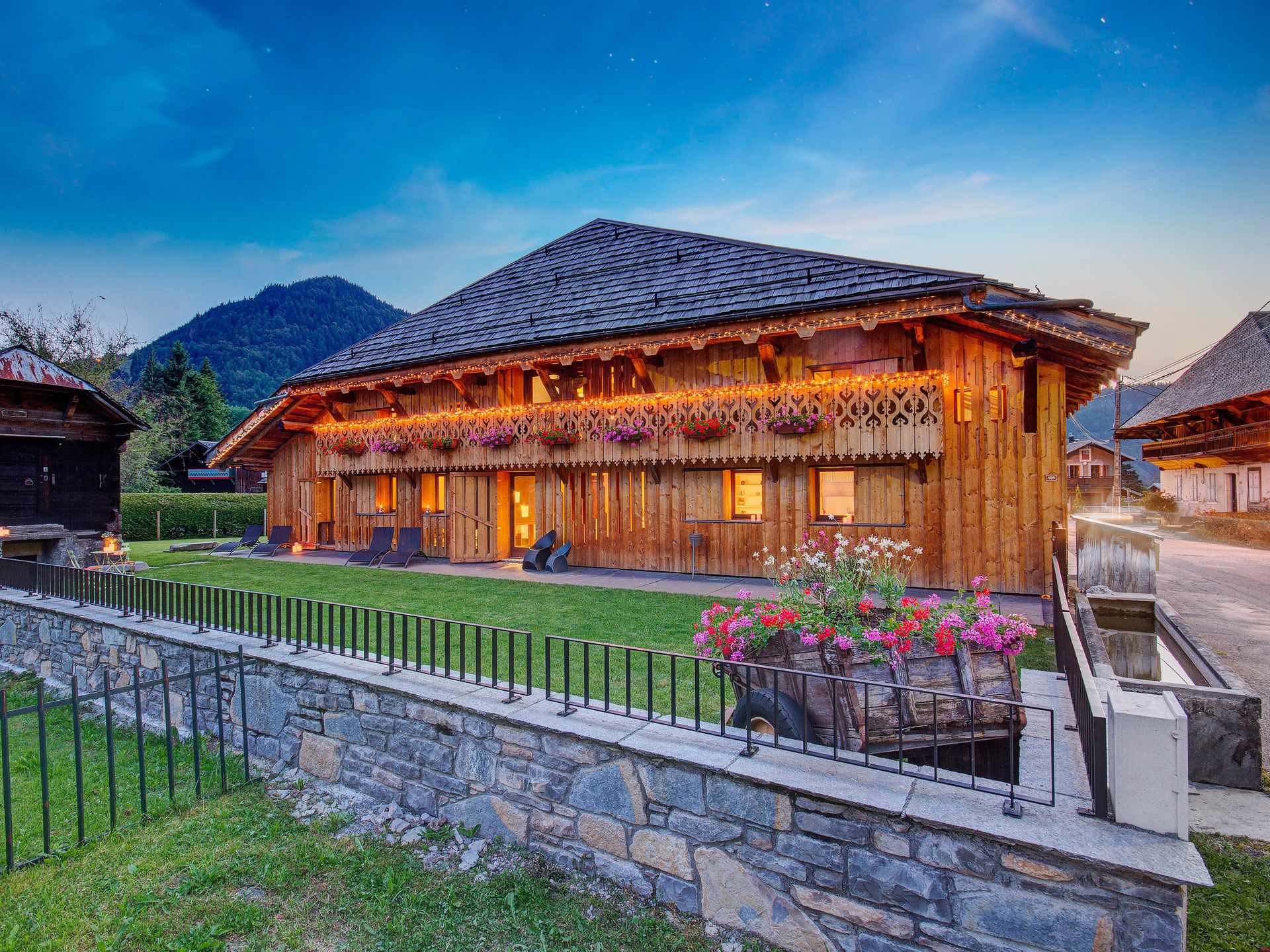 découvrez notre chalet solaire, un refuge écologique au cœur de la nature. profitez du confort moderne tout en respectant l'environnement grâce à des solutions énergétiques renouvelables. idéal pour des escapades reposantes et durables.