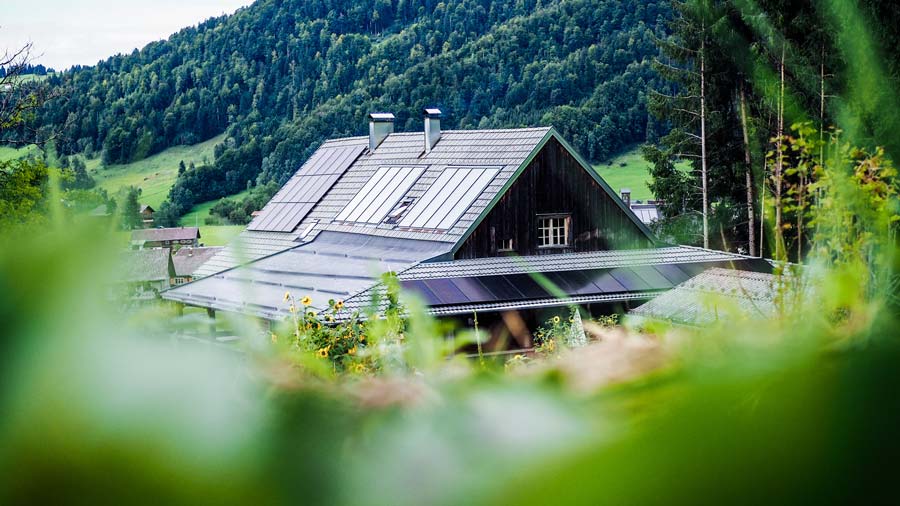 découvrez comment l'énergie solaire transforme les chalets en logements durables et écologiques. explorez les avantages de l'énergie renouvelable pour vos projets de construction ou de rénovation de chalets.