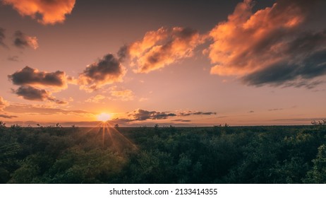 découvrez l'éclat du soleil à midi, une expérience lumineuse et chaleureuse qui évoque la beauté des journées ensoleillées. plongez dans l'énergie vivifiante de l'apogée diurne et laissez-vous séduire par ses bienfaits.