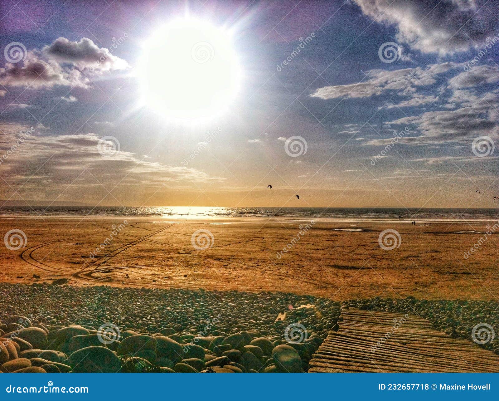 découvrez la magie du soleil à son zénith, un moment parfait pour profiter des plaisirs estivaux. que ce soit pour un pique-nique, une sieste ou une séance photo, le soleil de midi illumine vos journées de ses rayons dorés.