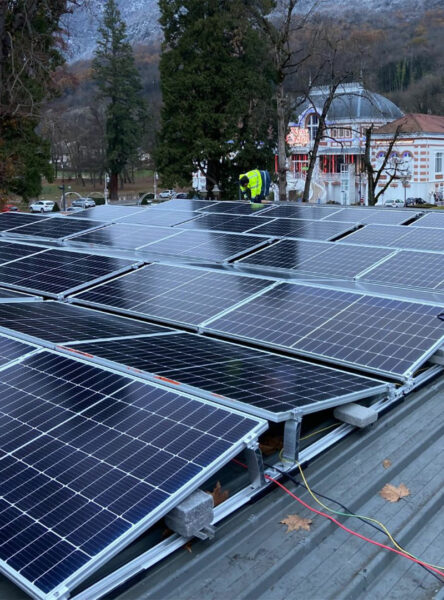 découvrez des solutions solaires adaptées aux entreprises pour réduire vos coûts énergétiques et diminuer votre empreinte carbone. optez pour une énergie renouvelable et durable qui optimise vos performances tout en respectant l'environnement.
