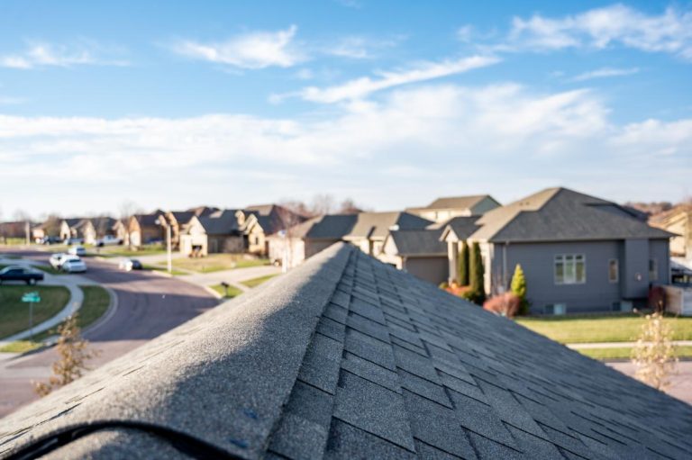découvrez les subventions pour la rénovation de toiture en 2025. informez-vous sur les aides financières disponibles pour alléger vos coûts de travaux et améliorer l'efficacité énergétique de votre habitat.