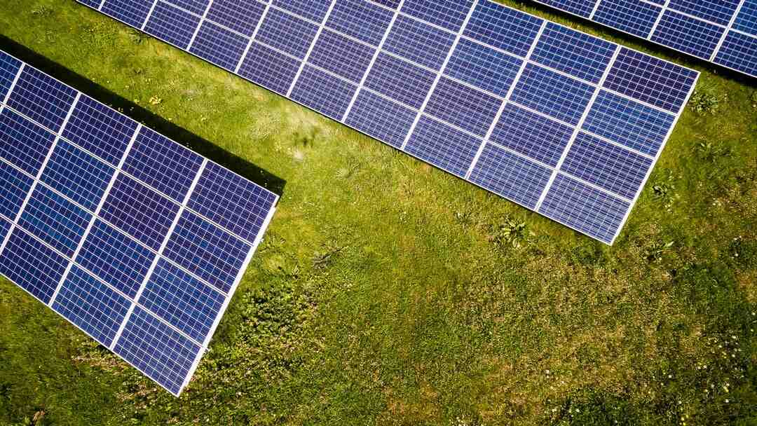 découvrez l'importance de la surface des panneaux solaires pour optimiser votre production d'énergie. apprenez comment la taille et l'efficacité des panneaux influencent votre investissement et l'impact environnemental.