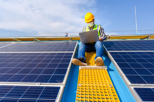 découvrez tout ce qu'il faut savoir sur la surface des panneaux solaires : optimisez votre installation pour maximiser la capture de l'énergie solaire et réduisez votre empreinte carbone.