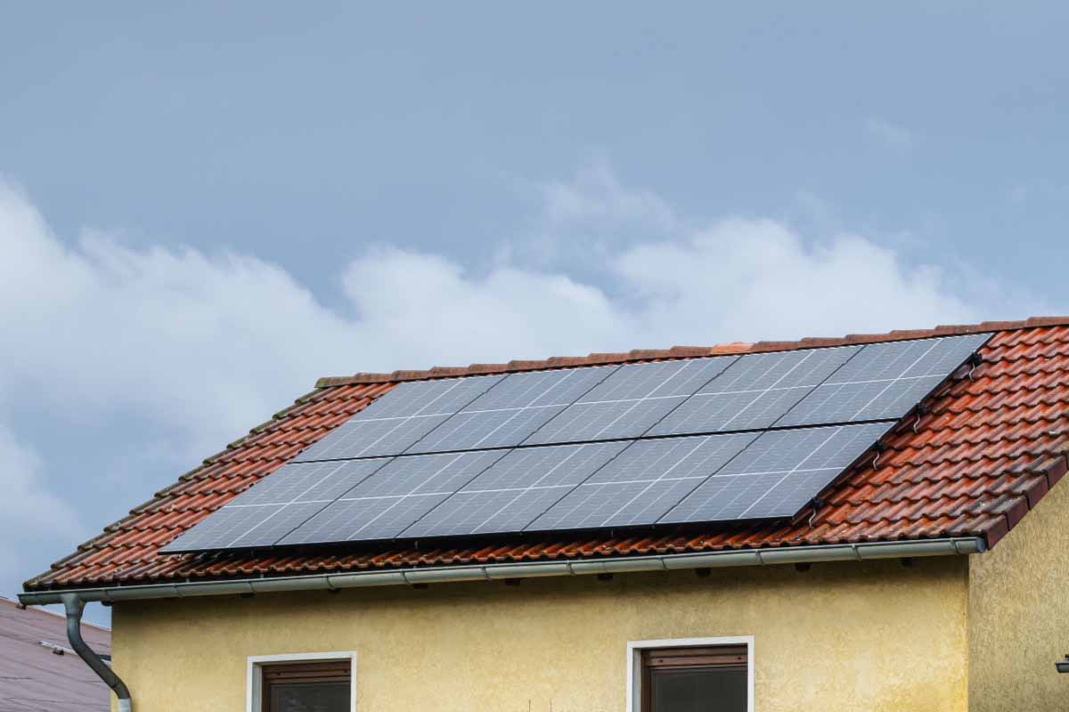 découvrez comment optimiser l'utilisation des panneaux solaires sur votre maison. explorez les critères de surface, les avantages économiques et environnementaux, et les meilleures pratiques pour une installation efficace et durable.