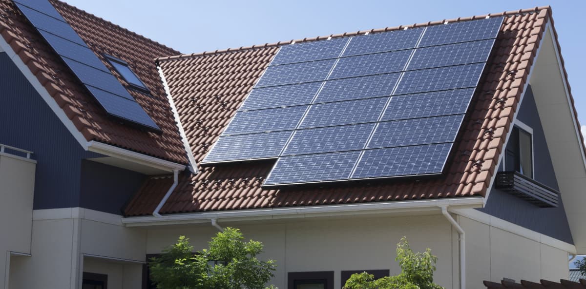 découvrez tout sur la surface des panneaux solaires : optimisez votre installation photovoltaïque, maximisez votre production d'énergie renouvelable et informez-vous sur les meilleures pratiques pour profitablement utiliser l'espace disponible.