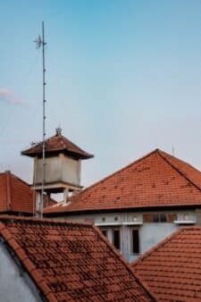 découvrez tout ce qu'il faut savoir sur la surface de toiture, ses types, son entretien et son impact sur l'efficacité énergétique de votre maison. optimisez votre toiture pour assurer durabilité et performance.