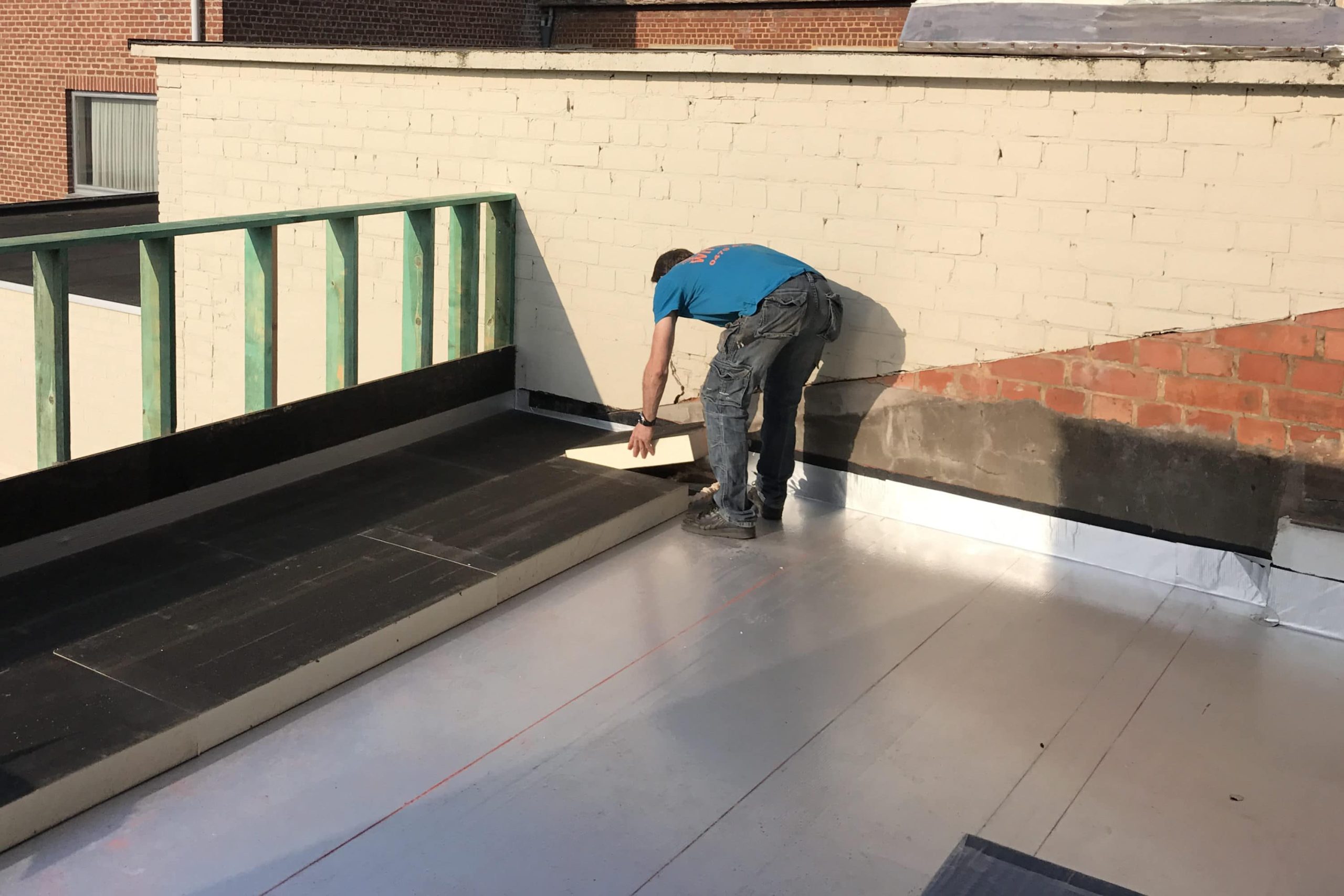 découvrez nos services de toiture pour une surface de 200m². qualité, durabilité et esthétisme au rendez-vous, tout en respectant votre budget. contactez-nous pour un devis personnalisé!