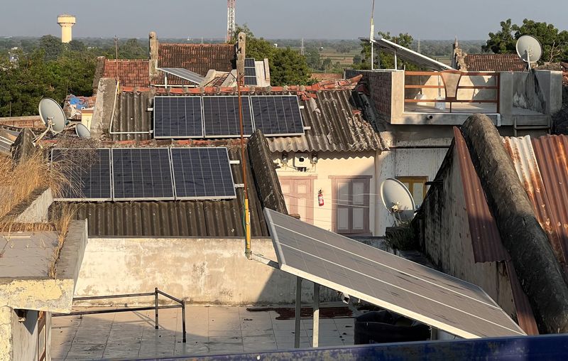 découvrez tout ce qu'il faut savoir sur la taxe solaire : enjeux, avantages fiscaux et impact sur l'installation de panneaux photovoltaïques. informez-vous sur les aides financières et les législations en vigueur pour maximiser votre investissement dans l'énergie solaire.
