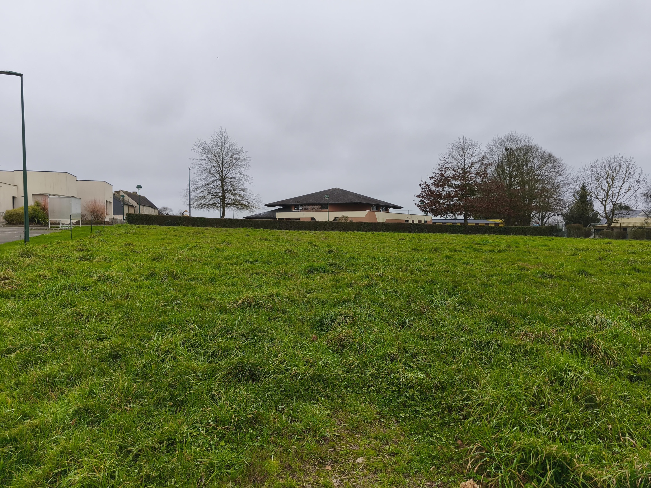 découvrez ce terrain de 500m² idéal pour réaliser votre projet immobilier. situé dans un quartier calme et agréable, ce terrain offre de nombreuses possibilités de construction dans un environnement agréable. ne manquez pas cette opportunité unique d'investir dans votre futur !
