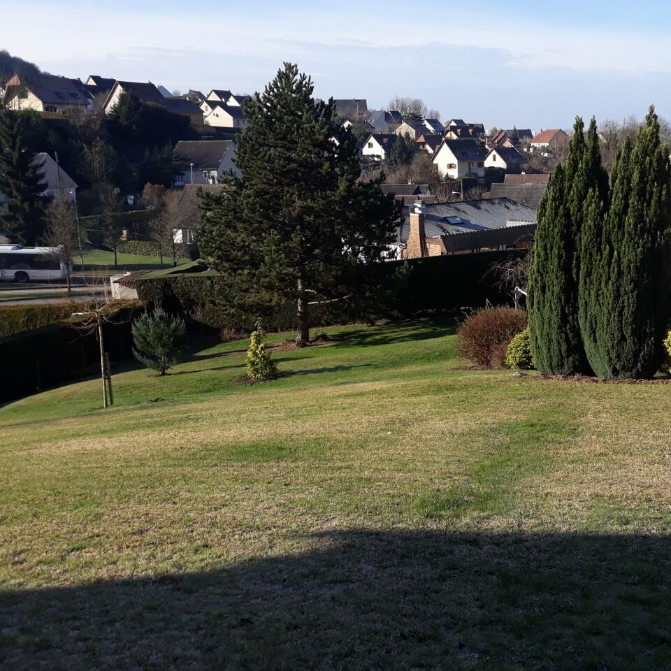 découvrez un terrain de 500m², idéal pour bâtir la maison de vos rêves. profitez d'un espace paisible et ensoleillé, parfait pour la vie de famille ou un investissement immobilier. situé dans un quartier agréable, ce terrain offre de nombreuses possibilités.
