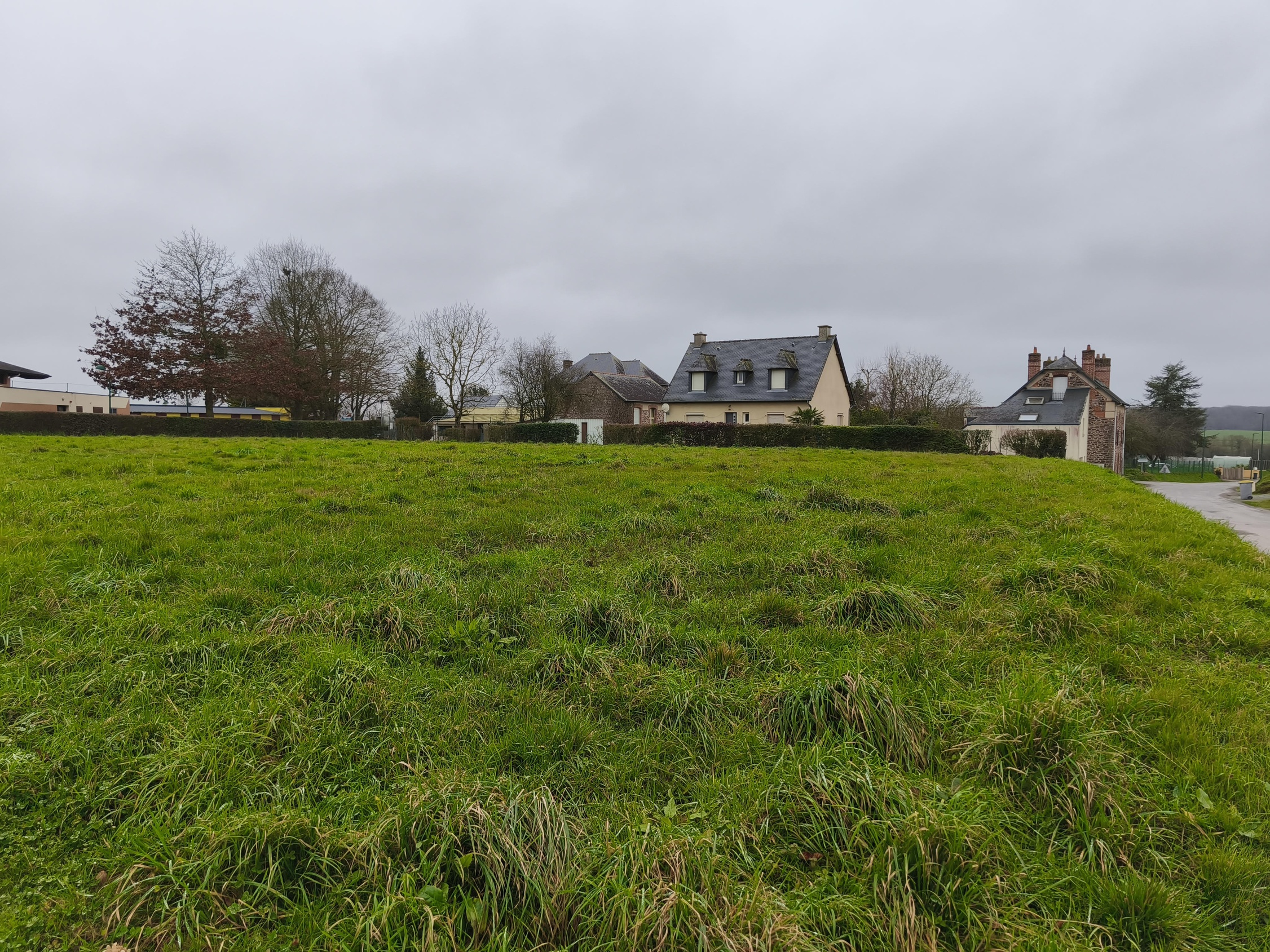 découvrez un terrain de 500m2 idéal pour votre projet de construction. bien situé, cet espace vous offre de nombreuses possibilités pour bâtir la maison de vos rêves. profitez d'un cadre agréable et d'un investissement durable.