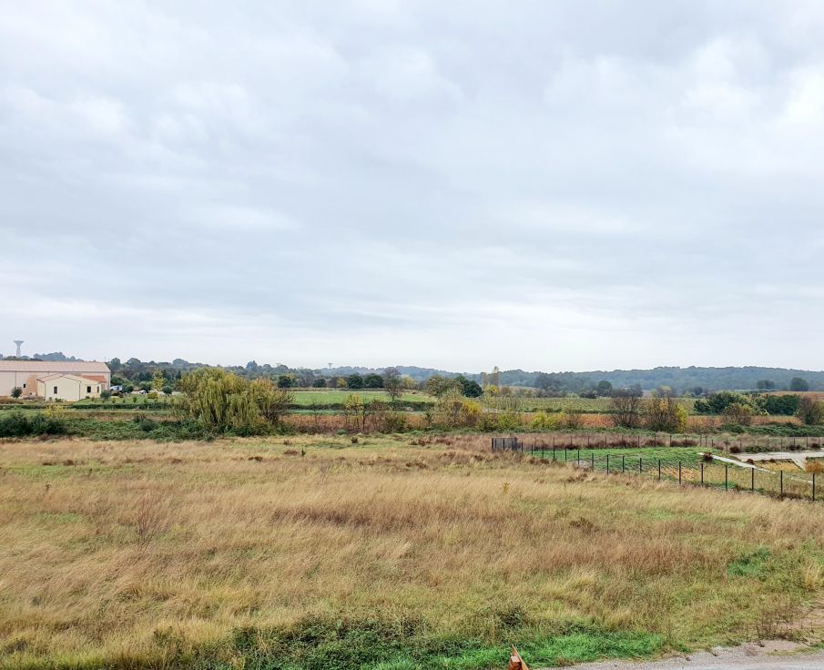 découvrez un terrain idéalement situé au sud-est, parfait pour réaliser votre projet immobilier. profitez d'un cadre paisible, d'une belle exposition et d'un accès facile aux commodités locales.