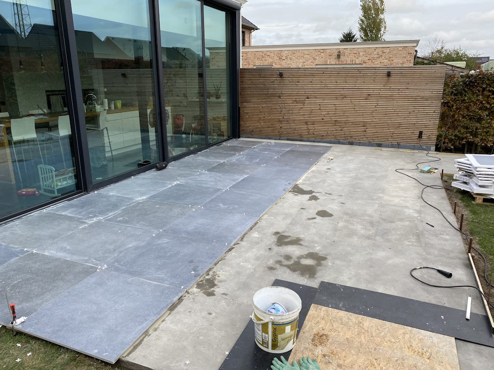 découvrez comment aménager une terrasse inclinée pour optimiser votre espace extérieur. conseils pratiques, idées de design et solutions pour rendre cet espace à la fois esthétique et fonctionnel.