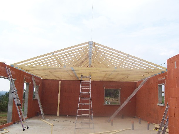 découvrez les avantages et spécificités d'un toit à 30°, une solution esthétique et efficace pour votre maison. apprenez comment optimiser l'isolation et l'évacuation de l'eau tout en ajoutant une touche élégante à votre architecture.