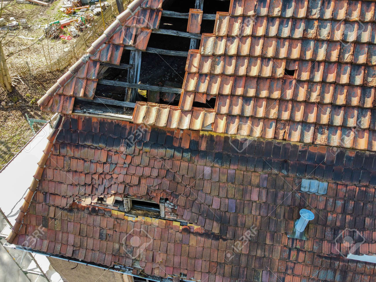 découvrez les solutions efficaces pour réparer un toit abîmé. protégez votre maison des intempéries et évitez les réparations coûteuses grâce à nos conseils d'experts en rénovation.