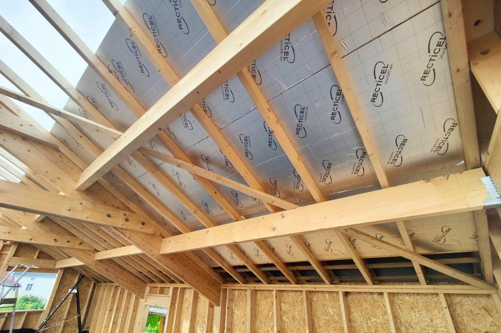 découvrez les avantages et caractéristiques des toits inclinés. apprenez comment cette architecture offre une meilleure évacuation des eaux de pluie, favorise l'isolation thermique et apporte un style unique à vos bâtiments.