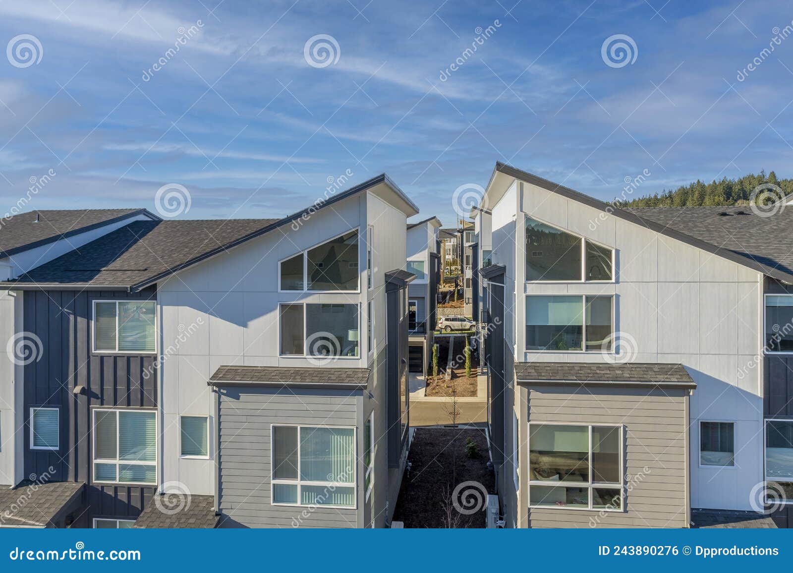 découvrez les avantages et caractéristiques des toits inclinés, une solution esthétique et efficace pour l'évacuation des eaux pluviales. apprenez à choisir le bon matériau et à optimiser l'isolation de votre toit.