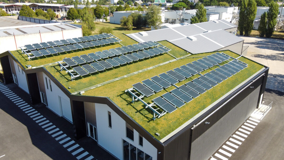 découvrez les avantages du toit photovoltaïque : une solution écologique et économique pour produire votre propre énergie solaire, réduire vos factures d'électricité et contribuer à la protection de l'environnement.