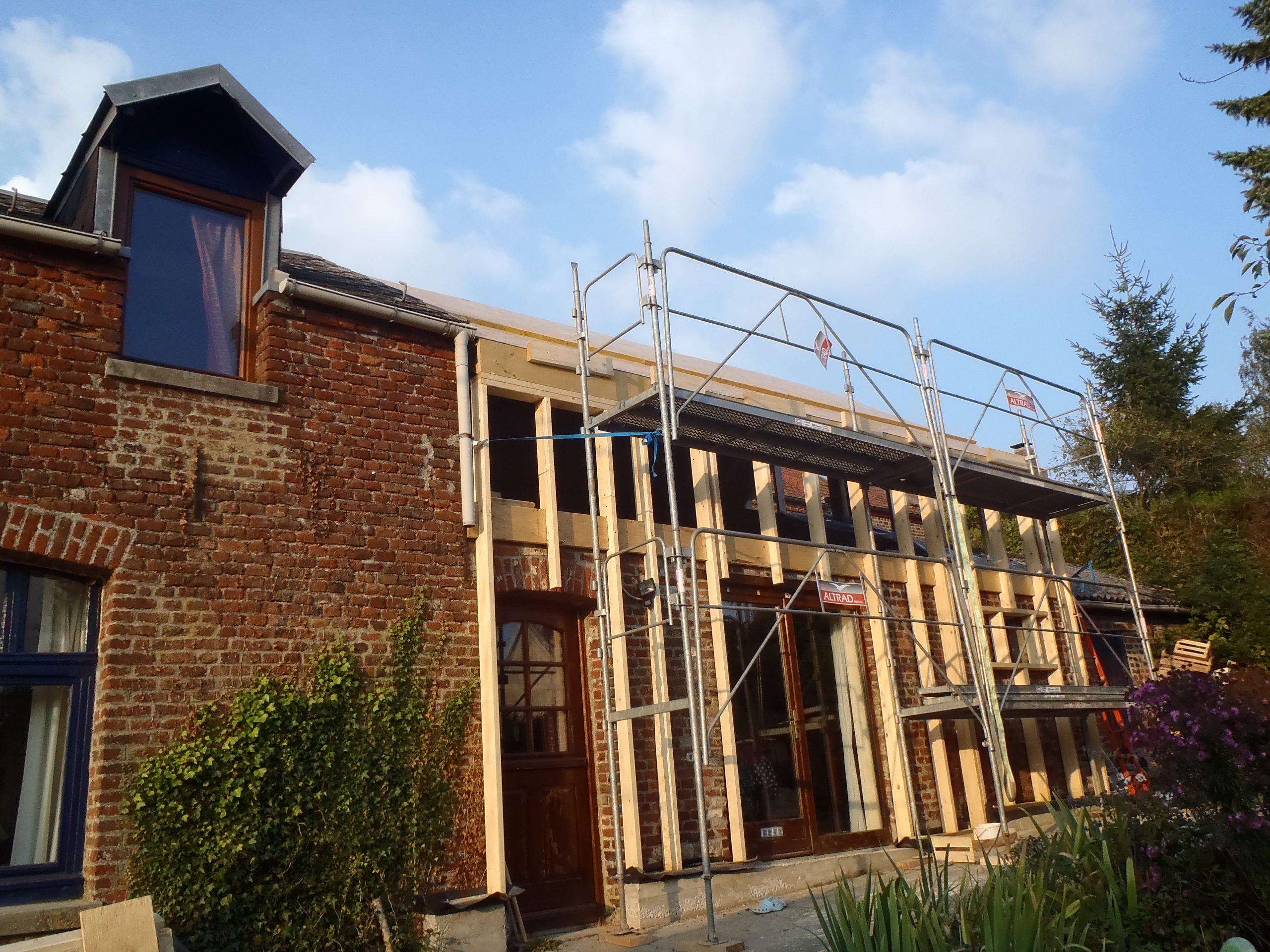 découvrez l'architecture unique du toit réciproque, une technique innovante qui allie esthétisme et durabilité. apprenez comment cette construction en bois offre une structure autoportante, favorise l'utilisation de matériaux locaux et crée des espaces chaleureux et accueillants.