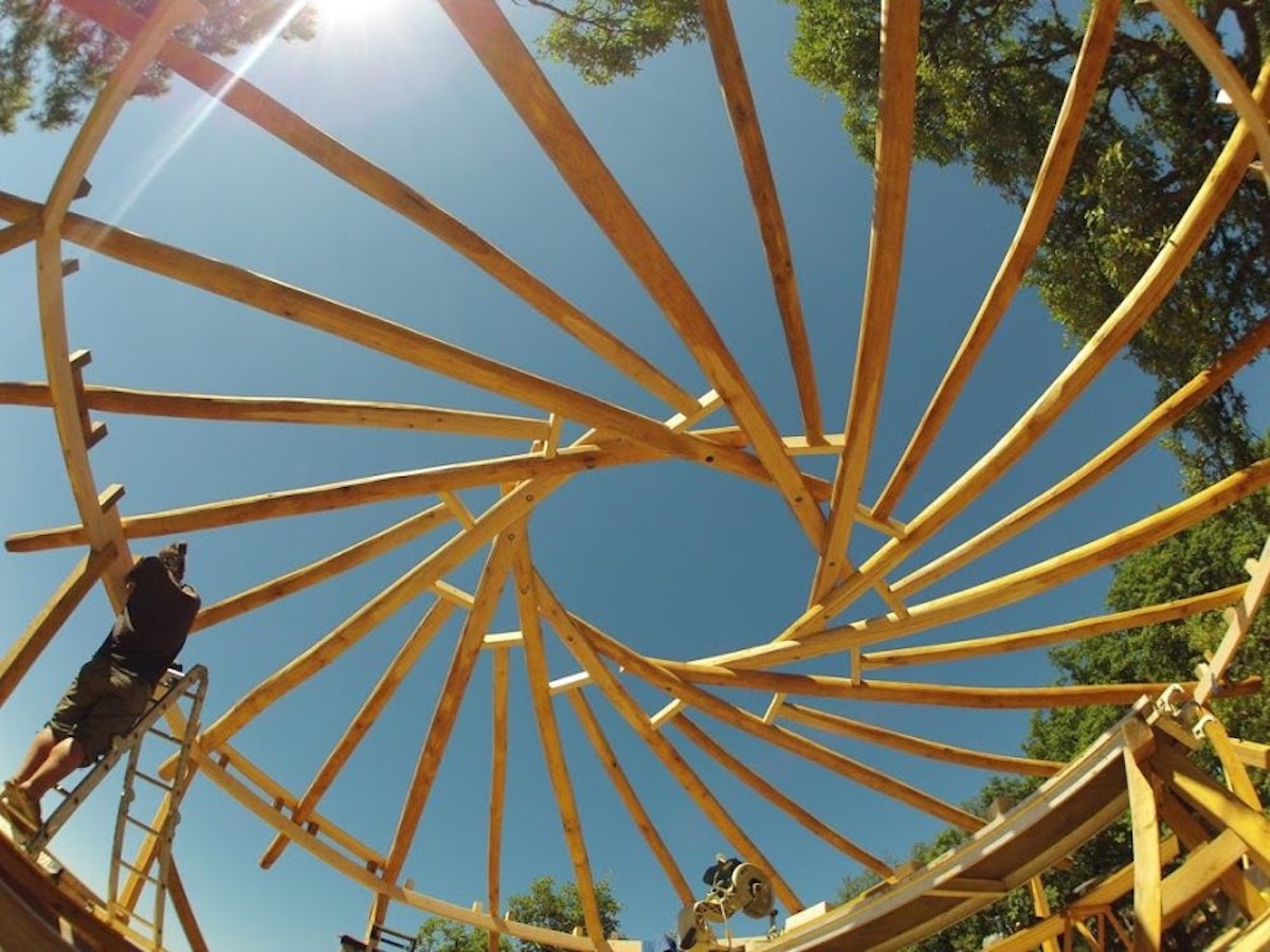découvrez le toit réciproque, une technique de construction innovante qui allie esthétisme et durabilité. apprenez comment cette méthode permet de créer des espaces uniques tout en respectant l'environnement. transformez votre projet architectural avec ce concept fascinant !