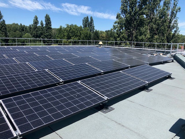 découvrez les avantages d'un toit terrasse équipé de panneaux photovoltaïques (pv). optimisez votre espace extérieur tout en produisant une énergie renouvelable et en réduisant vos factures d'électricité. explorez les solutions innovantes pour un habitat durable et agréable.