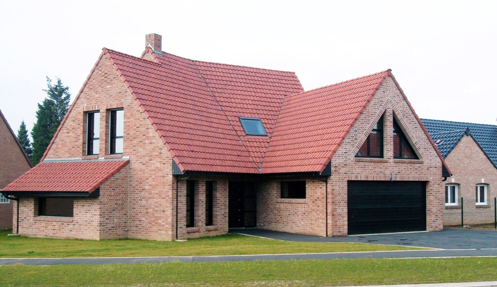 découvrez tout ce qu'il faut savoir sur la toiture : types, matériaux, entretien et astuces pour garantir la durabilité et l'esthétique de votre toit tout en assurant une protection optimale de votre habitation.