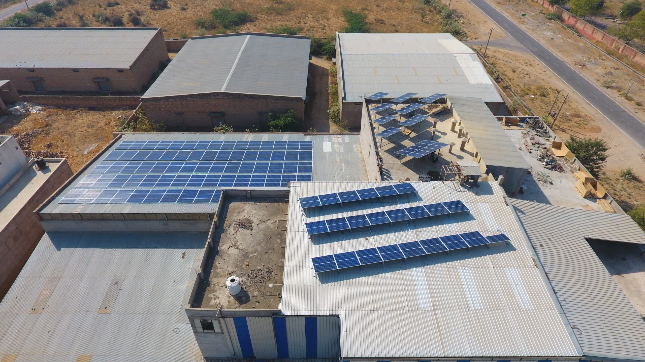découvrez les avantages des toitures photovoltaïques pour produire de l'électricité verte et réduire vos factures d'énergie. optez pour une solution durable et économique pour votre maison. informez-vous sur les différentes options de panneaux solaires et leur installation.