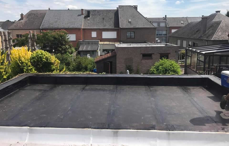 découvrez tout ce qu'il faut savoir sur les toitures plates : les avantages, les matériaux, et les conseils d'entretien pour garantir leur durabilité et leur esthétique. optimisez votre projet de construction ou de rénovation avec notre guide complet.