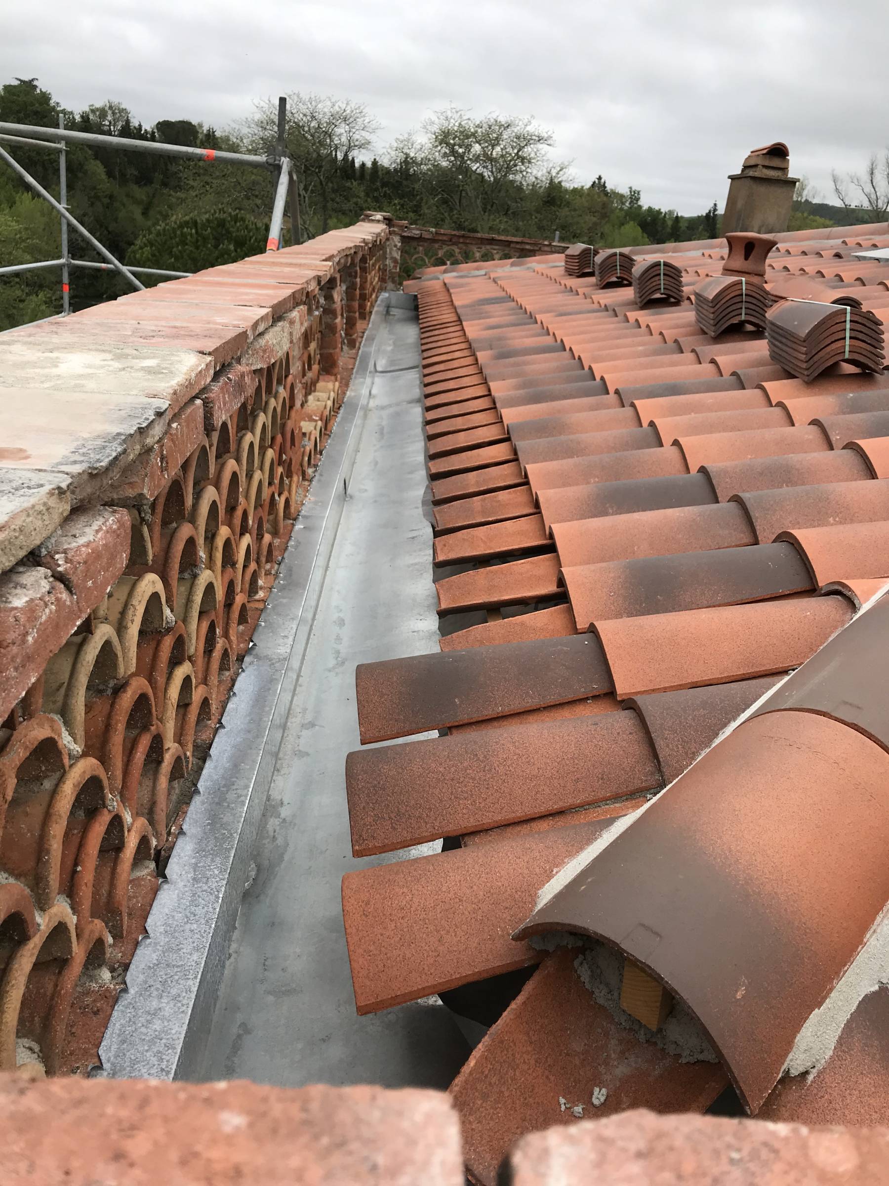 découvrez nos services de toiture dans le sud de la france, alliant expertise et qualité. profitez de nos solutions adaptées pour votre projet de couverture, qu'il s'agisse de rénovation ou de construction neuve. contactez-nous pour un devis personnalisé !