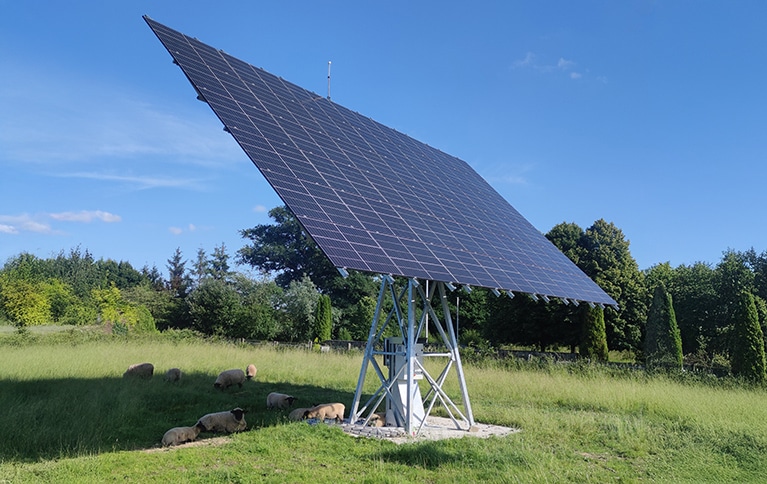 découvrez notre tracker solaire, l'outil essentiel pour maximiser la production d'énergie solaire. optimisez l'orientation de vos panneaux solaires et augmentez leur rendement tout en réduisant vos coûts d'énergie. idéal pour les particuliers et les professionnels souhaitant investir dans des solutions durables et efficaces.