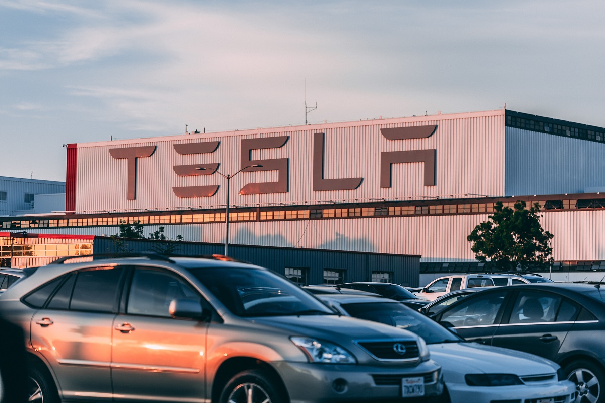 découvrez les tuiles solaires tesla, une solution innovante pour produire de l'énergie propre tout en embellissant votre maison. alliant esthétique et performance, ces tuiles intégrées sont conçues pour maximiser l'efficacité énergétique tout en offrant une durabilité exceptionnelle. transformez votre toit en une source d'énergie renouvelable avec les tuiles solaires tesla.