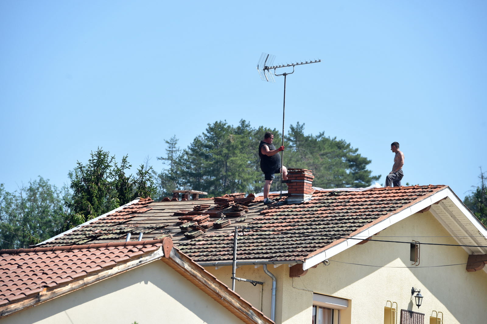 découvrez tout ce que vous devez savoir sur les tuiles grêle : leurs caractéristiques, leurs avantages, et comment elles protègent votre toiture contre les intempéries. protégez votre maison avec des tuiles conçues pour résister à la grêle.