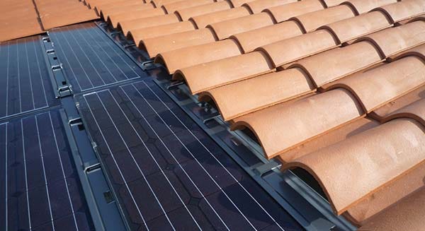 découvrez les tuiles solaires, une solution innovante et esthétique pour produire de l'énergie solaire tout en préservant l'architecture de votre maison. alliez performance énergétique et design avec ces tuiles écoresponsables, idéales pour un habitat durable.