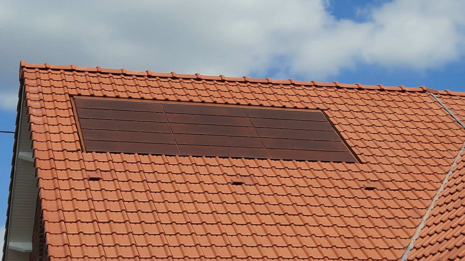 découvrez les avantages des tuiles solaires, une solution innovante et esthétique pour produire de l'énergie renouvelable tout en préservant l'architecture de votre maison. optez pour une toiture qui allie performance et élégance.