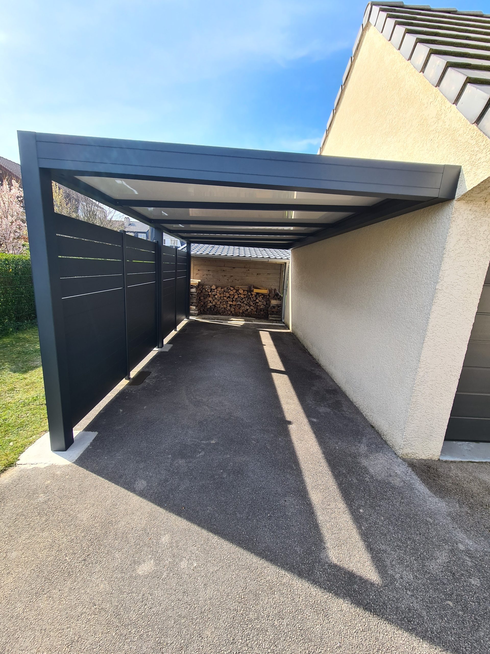 découvrez la définition d'un carport, une solution pratique et esthétique pour protéger votre véhicule des intempéries. apprenez-en plus sur ses avantages, ses caractéristiques et comment l'intégrer dans votre espace extérieur.