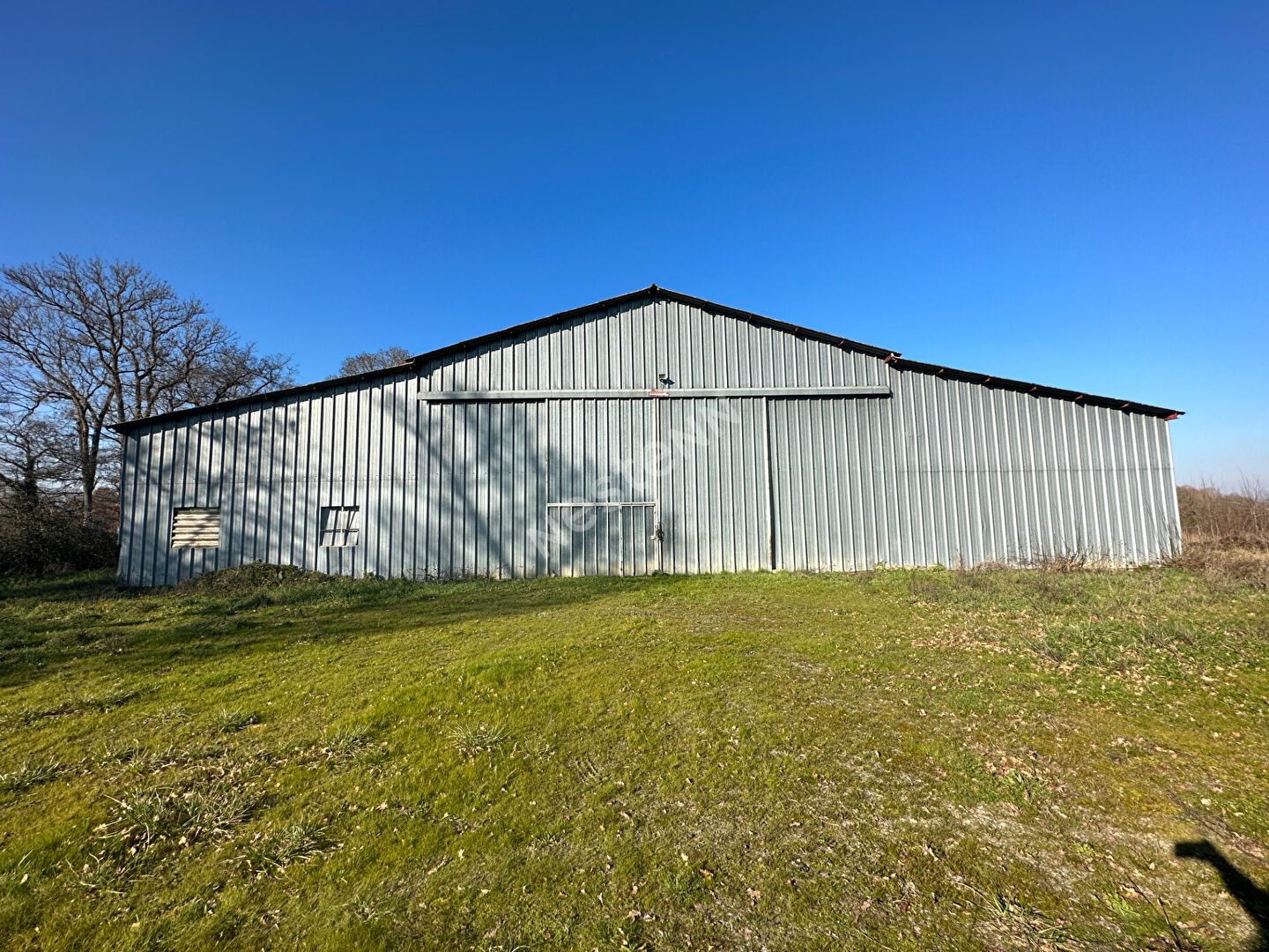 découvrez nos offres de vente de hangars et terrains adaptés à vos besoins. profitez d'espaces idéaux pour vos projets professionnels ou personnels. contactez-nous pour plus d'informations et pour visiter nos biens disponibles.