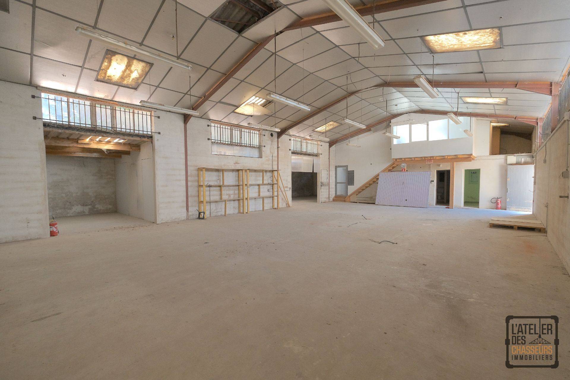 découvrez nos offres de vente de hangars et de terrains adaptés à vos besoins. que vous soyez professionnel ou particulier, trouvez l’espace idéal pour vos projets. opportunités uniques à saisir !