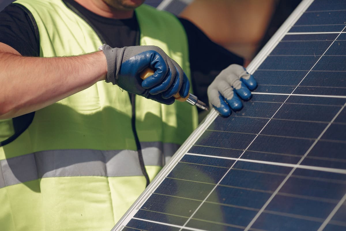 découvrez l'importance des vérifications régulières de vos panneaux photovoltaïques pour garantir leur performance et leur durabilité. apprenez les meilleures pratiques et conseils pour optimiser la production d'énergie solaire de votre installation.