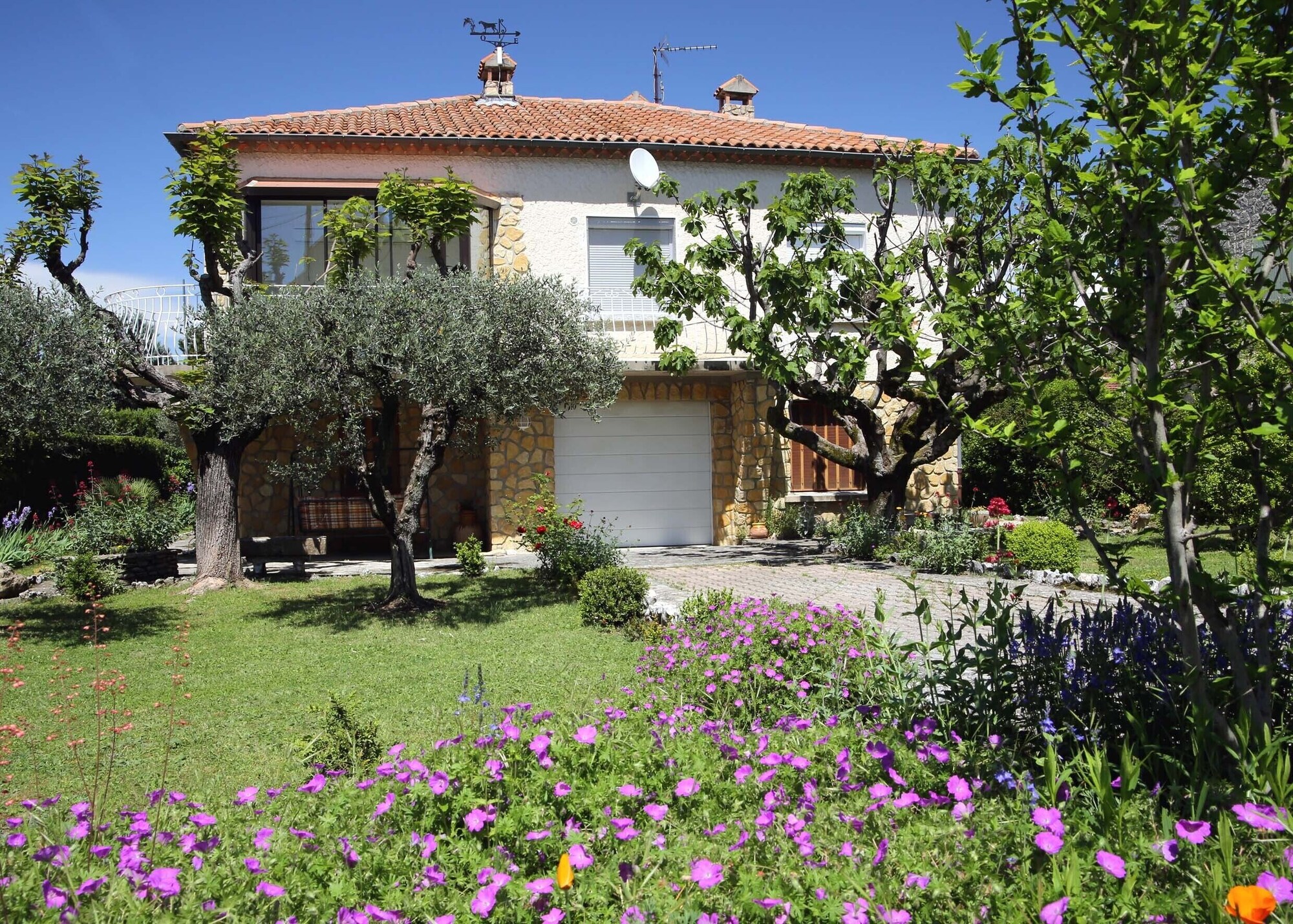 découvrez notre villa spacieuse de 100m2, idéale pour des séjours en famille ou entre amis. profitez d'un espace confortable, d'un jardin luxuriant et de toutes les commodités nécessaires pour un séjour inoubliable.