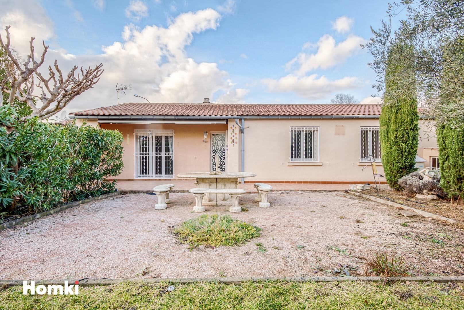 découvrez notre villa de 100m2, un espace moderne et confortable idéal pour les familles ou les groupes d'amis. profitez de ses aménagements modernes, de son ambiance chaleureuse et de son cadre apaisant pour des vacances inoubliables.