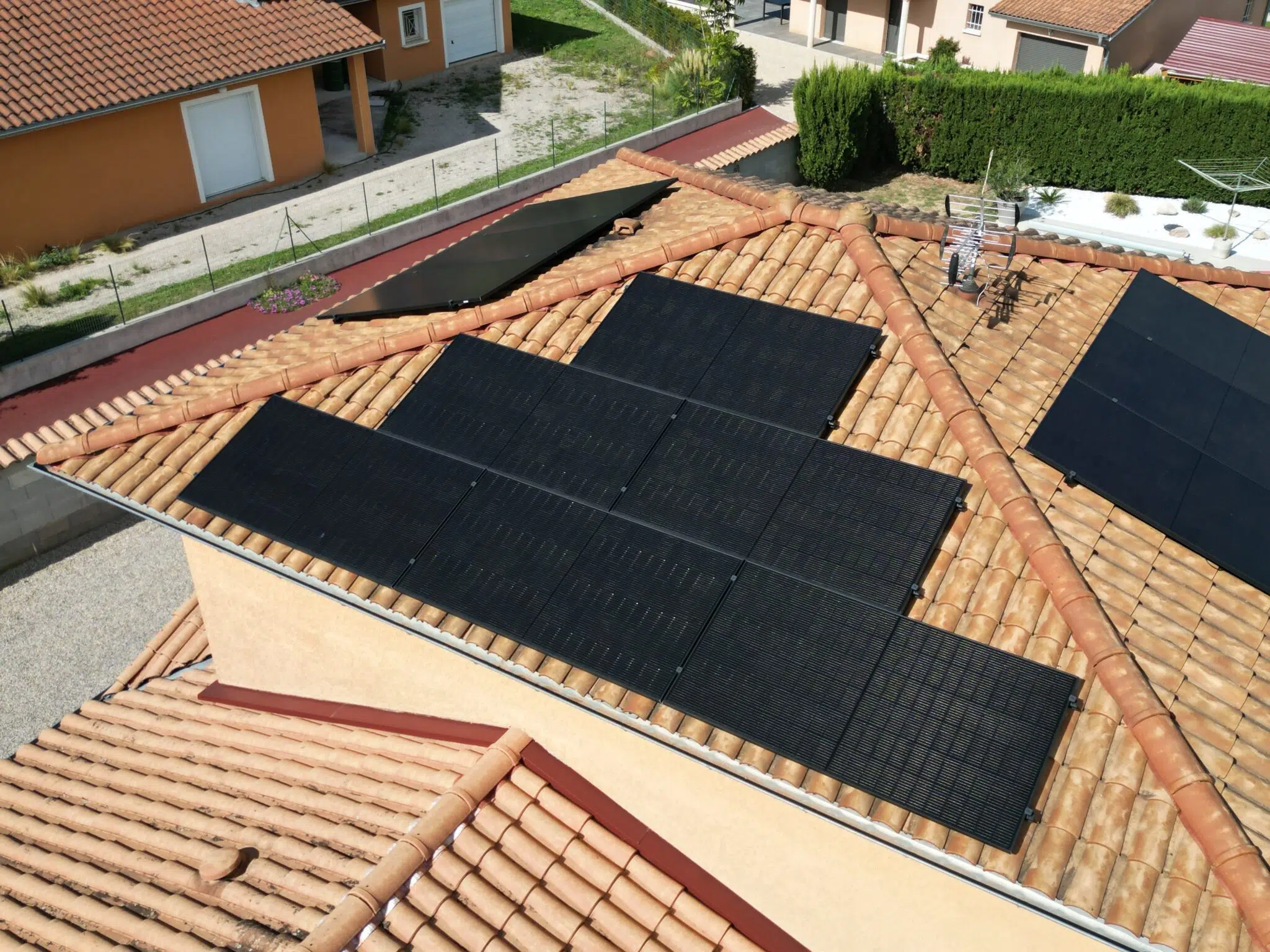 découvrez la définition du terme photovoltaïque, une technologie clé pour transformer la lumière du soleil en énergie électrique. explorez son fonctionnement, ses applications et son impact sur l'environnement.