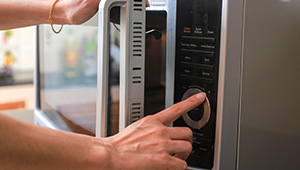 découvrez tout ce qu'il faut savoir sur le watt micro-ondes : comment choisir la puissance idéale pour vos besoins, les meilleures pratiques d'utilisation et des conseils pour optimiser la cuisson de vos plats.