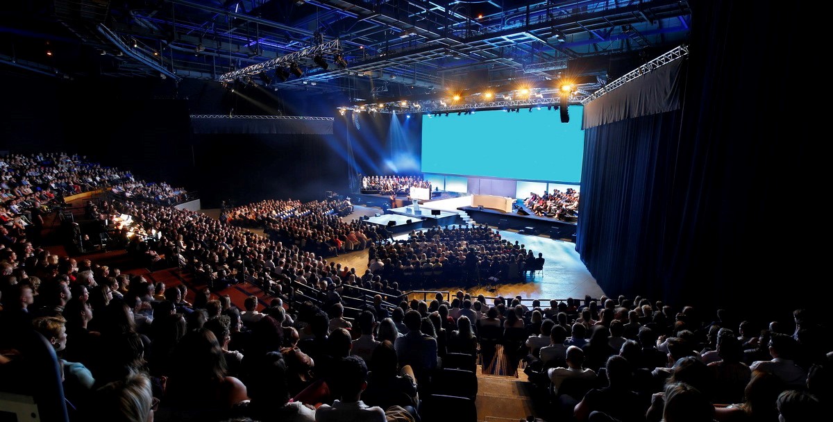 découvrez le zénith, une salle emblématique dédiée aux concerts et événements culturels. profitez d'une expérience unique en assistant à des performances inoubliables d'artistes renommés dans un cadre moderne et convivial.
