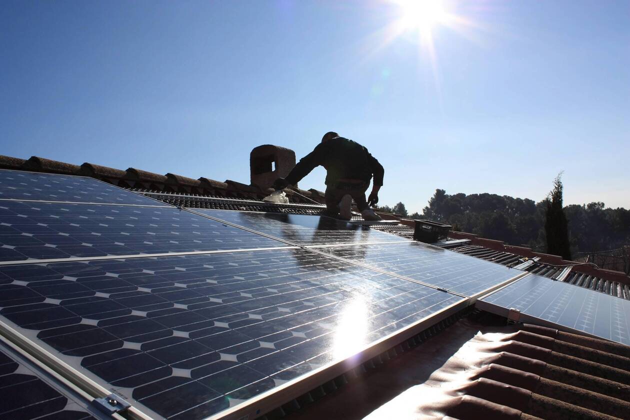 découvrez notre usine de panneaux solaires en france, spécialisée dans la fabrication durable et innovante de solutions écologiques pour l'énergie renouvelable. rejoignez la transition énergétique avec des produits de qualité made in france.