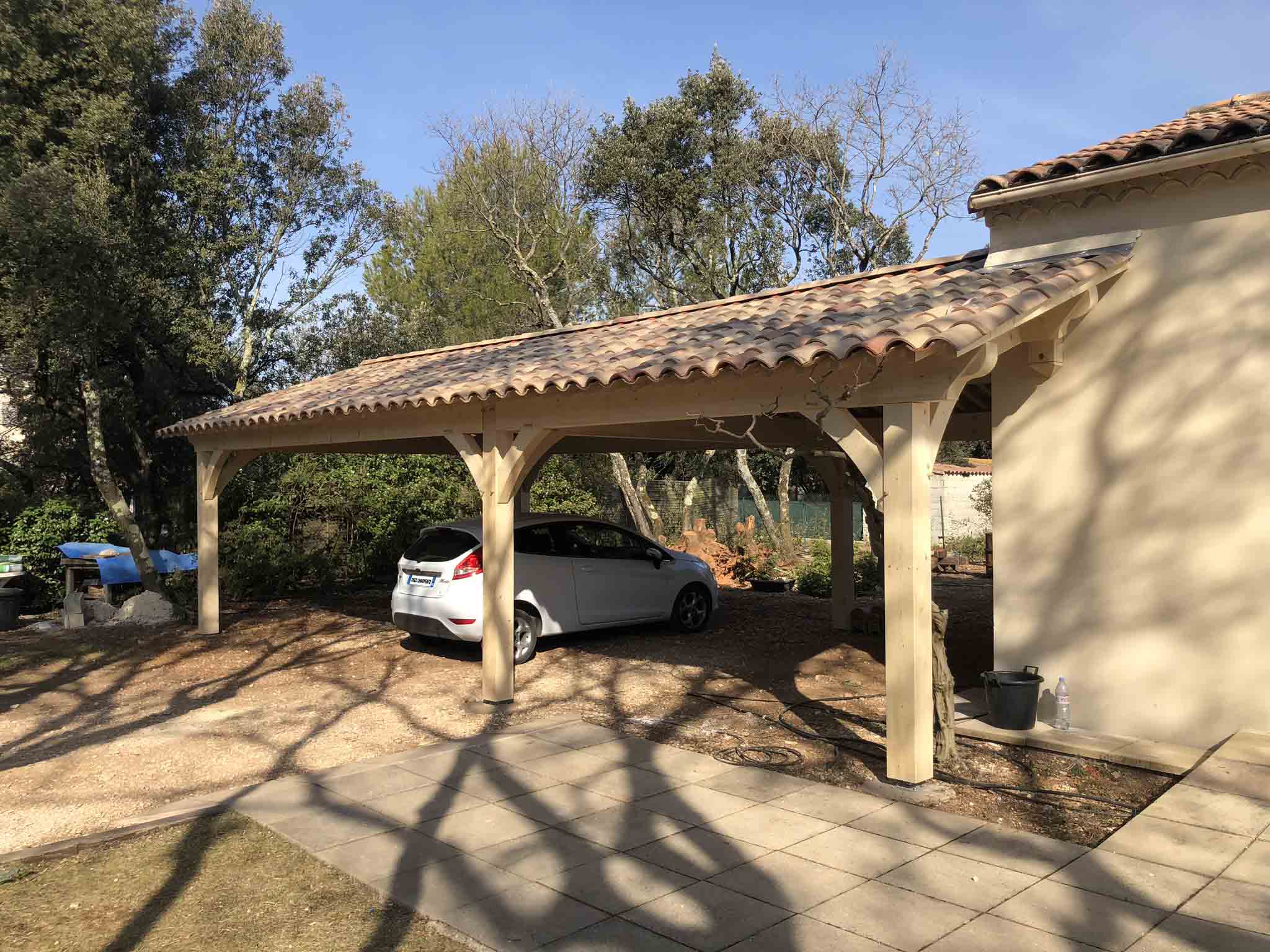 découvrez notre abri 2 places, idéal pour protéger votre véhicule ou créer un espace de rangement supplémentaire. résistant aux intempéries et facilement assemblable, cet abri s'adapte parfaitement à votre jardin ou votre garage. profitez d'une solution pratique et esthétique pour protéger ce qui compte le plus pour vous.
