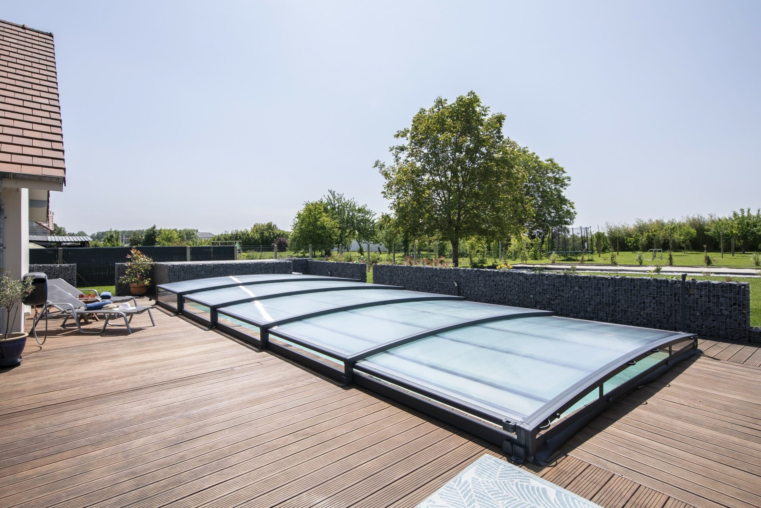 découvrez notre sélection d'abris pratiques et esthétiques pour protéger vos biens. que ce soit pour le jardin, le stockage ou pour des moments de loisirs, trouvez l'abri idéal qui répond à vos besoins. faciles à installer et durables, nos abris combinent fonctionnalité et design.